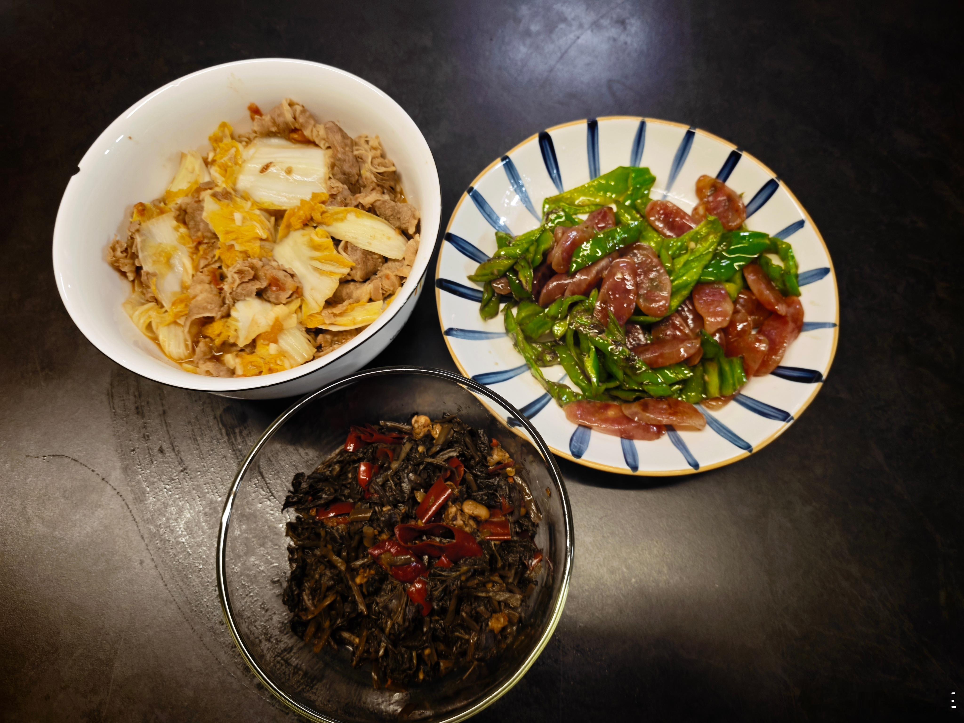 今天晚饭做了方老师那里买的广式腊肠跟我们这边过年做的香肠不一样腊肠属于甜口