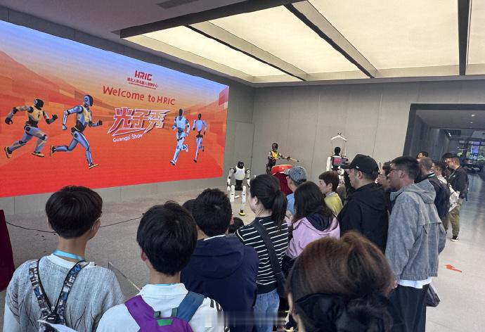 武汉光谷空轨最近真的火了，湖北文旅这波“文旅+”玩出了新意思。有长沙来的李女士在高新大道站说，以前带