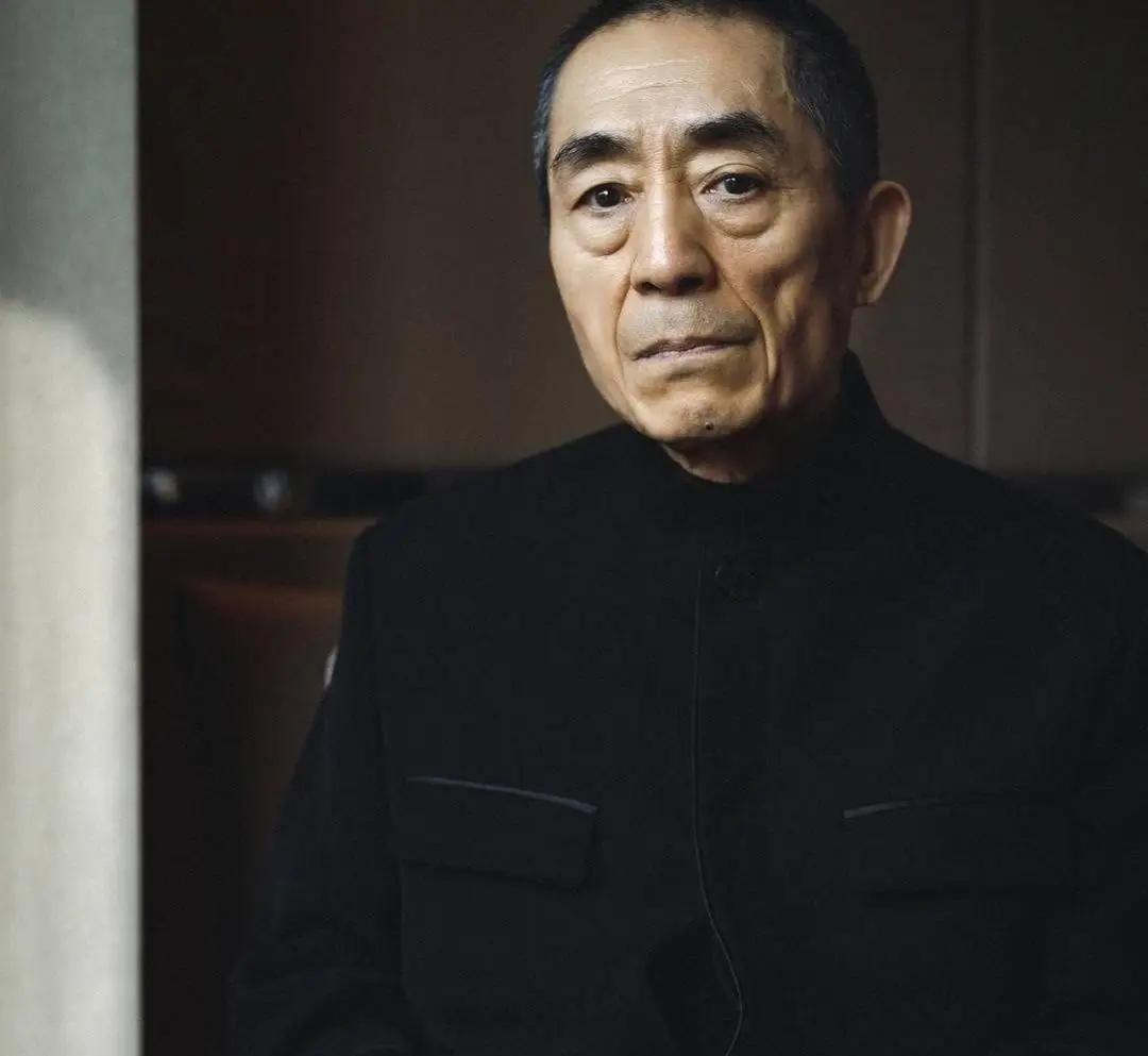 1987年，张艺谋褪去摄影师的身份，首次转型当导演，筹备改编莫言的经典小说《红高