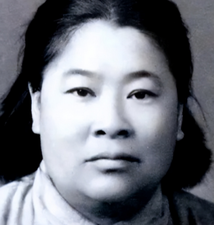 1933年，许世友听说部队有一位出身武当的女侠，便想要切磋一番，于是他迈着自信的