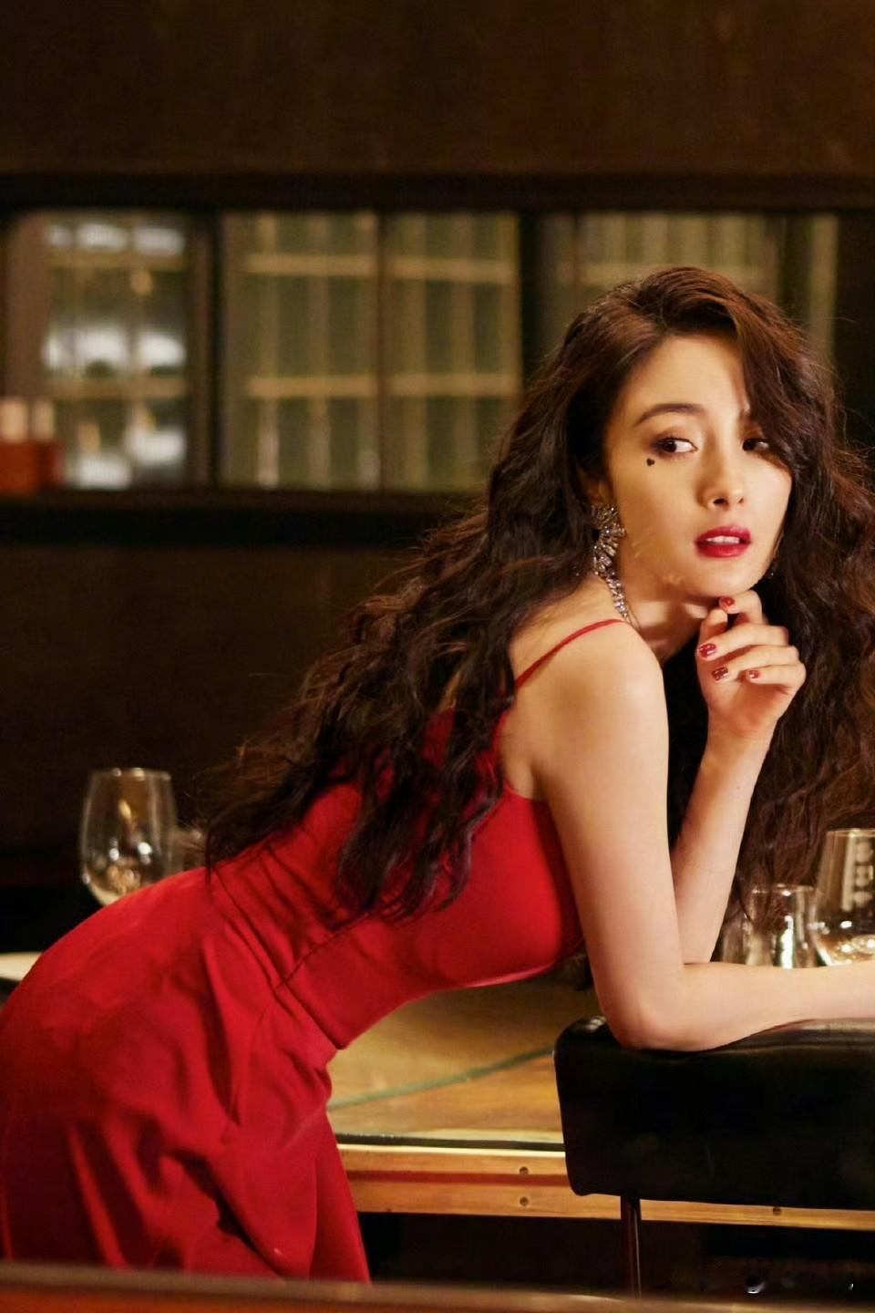 杨幂红色吊带裙明艳照人，大幂幂好适合红色。