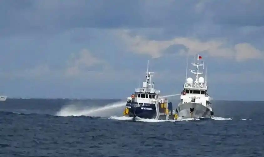 菲律宾这次真踢到铁板了。9月25号，他们派了条货船加三条海警船，想去仁爱礁给那艘