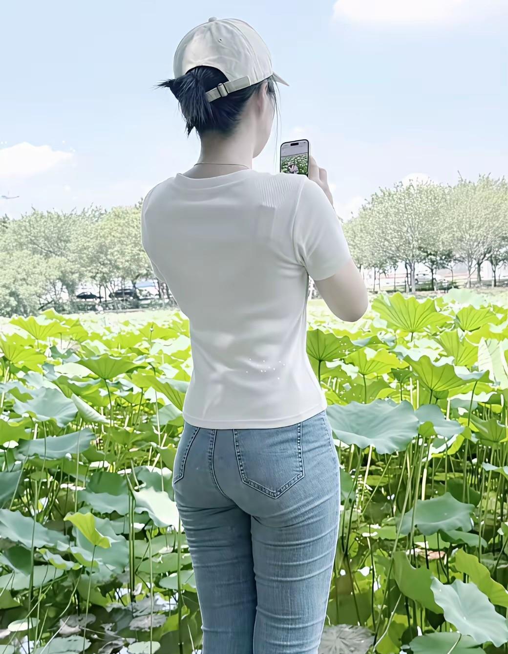 白色短袖配牛仔裤，你们觉得行不行？
