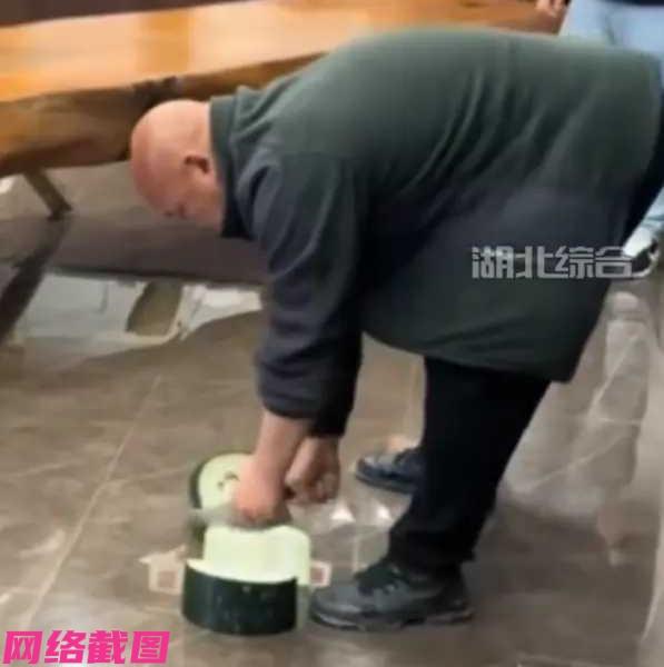 上海有公司要搬家一张重达千斤的实木根雕茶桌，只是一群人过来都没有办法抬得动，这可