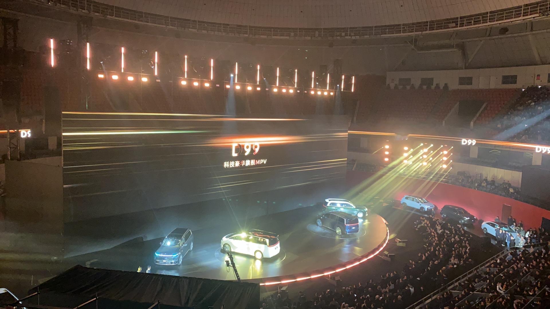 零跑终于向MPV下手啦，D99以一种霸气的姿态亮相零跑十周年发布...