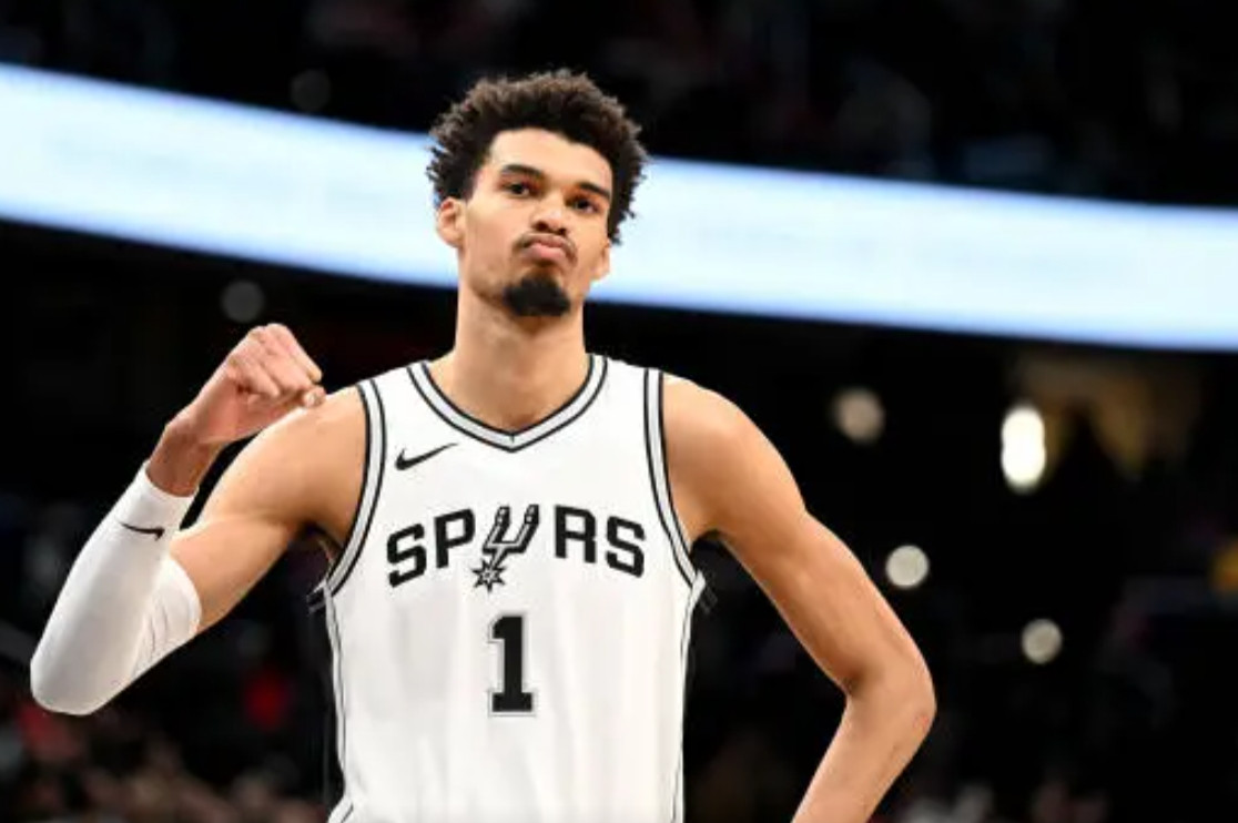 有时候真不明白，为啥要这样安排文班出场时间。不能打30分钟，然后打一场，歇一场