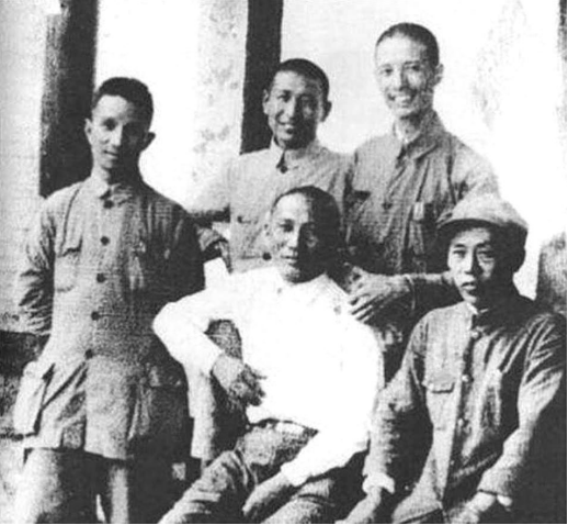 1972年，粟裕将军正在屋里安静地读书。突然，一阵轻轻的敲门声打破了宁静。他起身