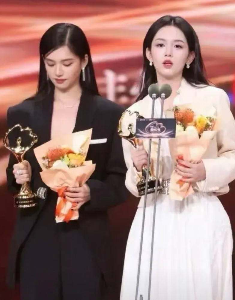 终于知道张婧仪在哪里输给周也了原因很简单啊不是输在颜值，也不是输在演技，