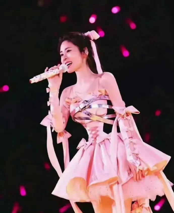还以为修图师把张碧晨的腰给修没了？原来是衣服的设计啊…