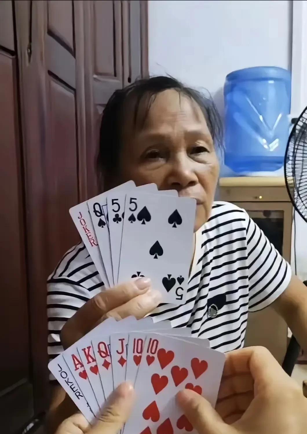 不管对方咋出，大王那方都稳赢！小王这边，出顺子、出对子肯定输，这大家都明白。有人