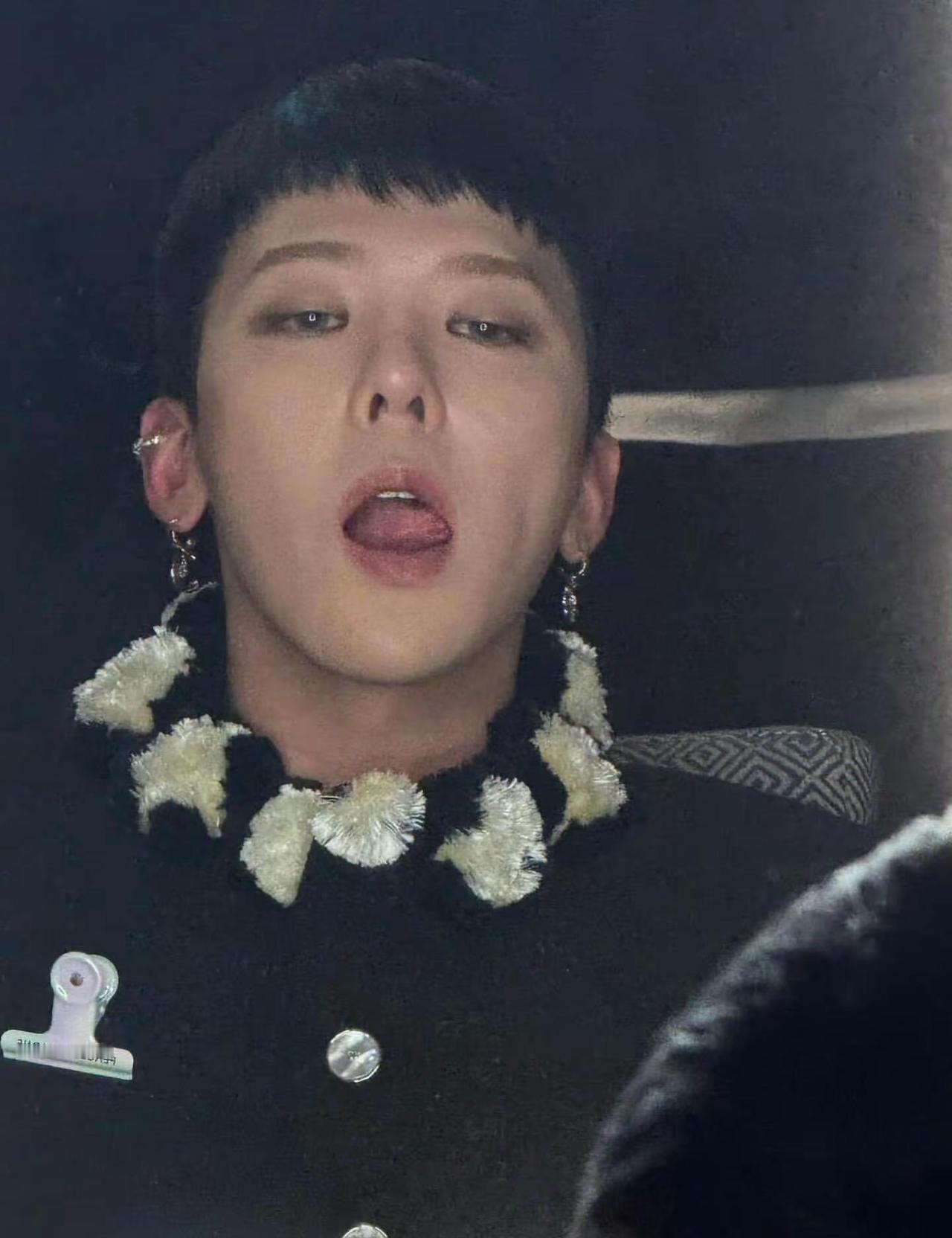 权志龙又去香奈儿走秀了。一袭黑西装，长发，还别着珍珠。就这么往那一站。你发