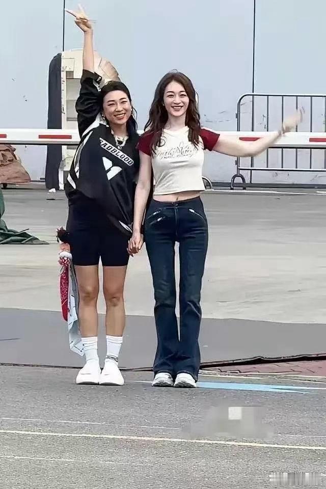 李小冉已经50岁，简简单单一件白T恤上身，气质看着宛如大学生。​​​