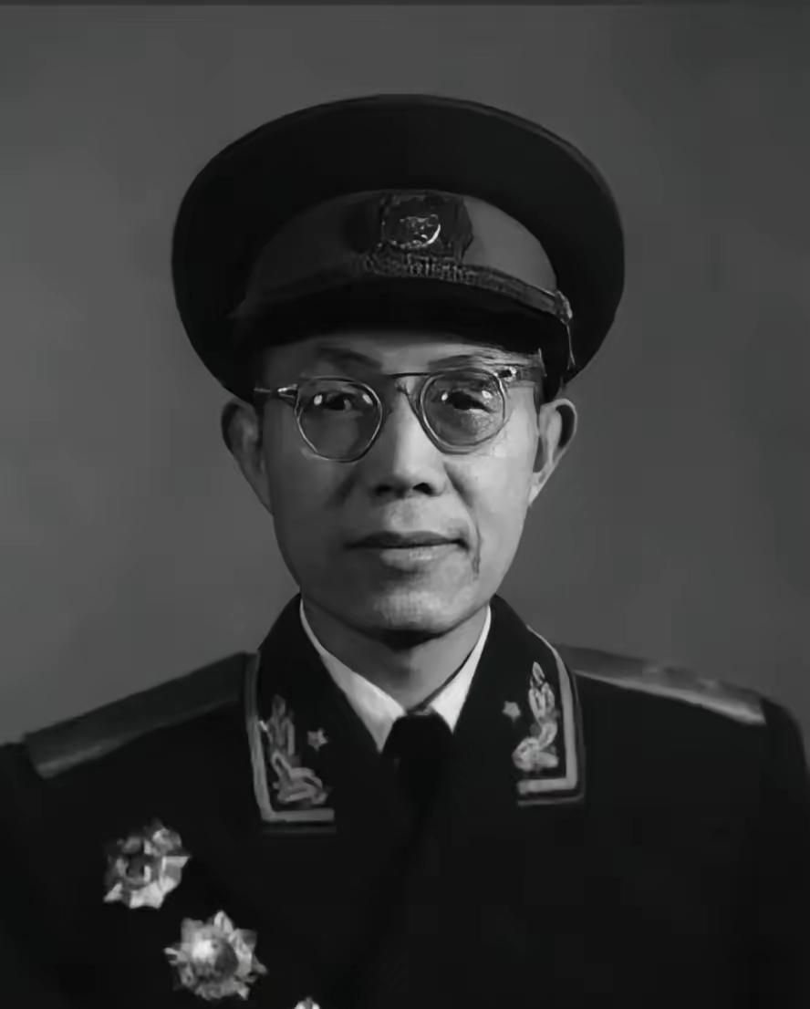 1937年，一红军干部流浪大西北，靠给地主写对联谋生。地主看完字迹后，压低声音：