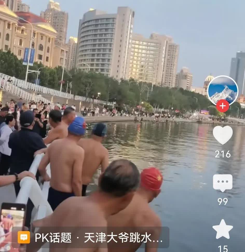 护栏变把杆，大爷大妈们真会玩儿。狮子桥下的护栏，本意是阻止天津大爷跳水，没想到大