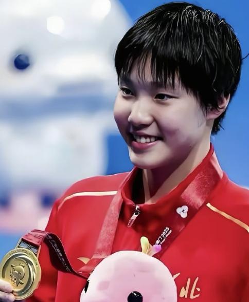 于子迪老家河北保定，6岁那年暑假，她爸带她去游泳馆学蛙泳，本来就是为了消暑、锻炼