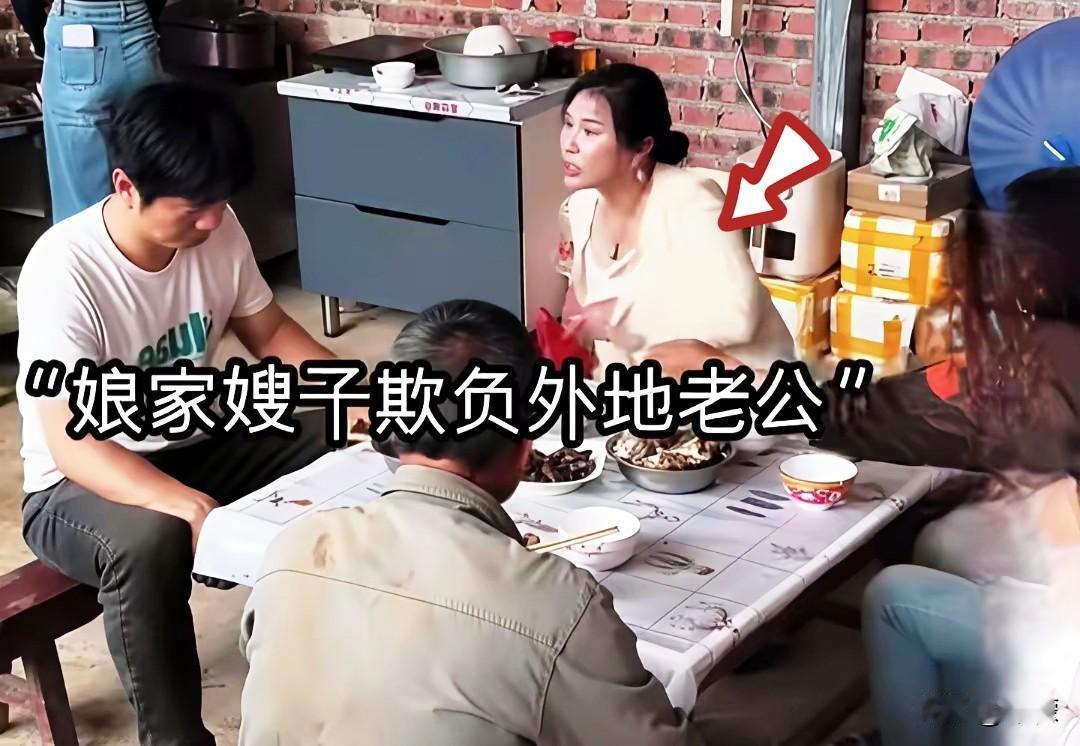 除夕的饺子刚下锅，蒸汽把厨房的窗玻璃糊得白茫茫一片。女子正翻着锅里的炸丸子，就