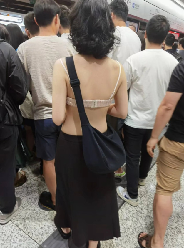 今天地铁看到一美女，真敢穿，不过确实也很美