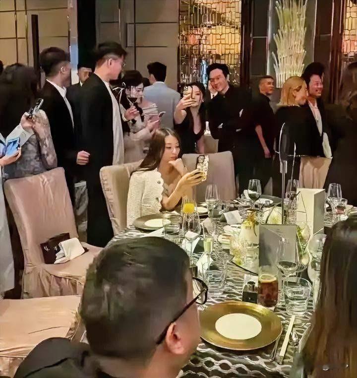 方媛以前在香港名媛聚会上被拍到坐在郭富城旁边刷了三个小时手机，旁边阔太们聊得热火朝天，没一个人找她碰