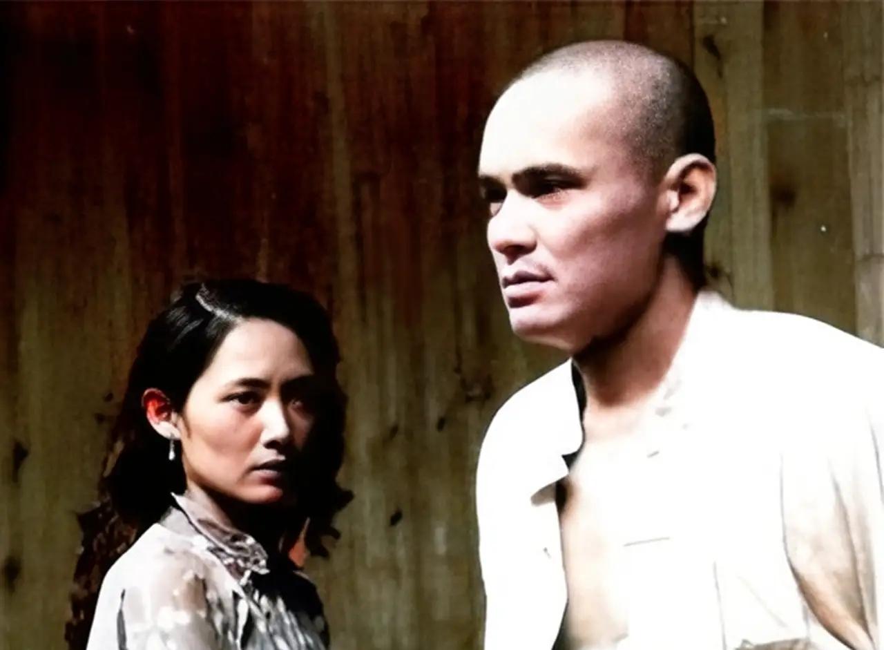 一日，大土匪覃国卿正搂着堂婶睡觉，不料堂叔突然回到家中，见到眼前一幕，堂叔当即拔