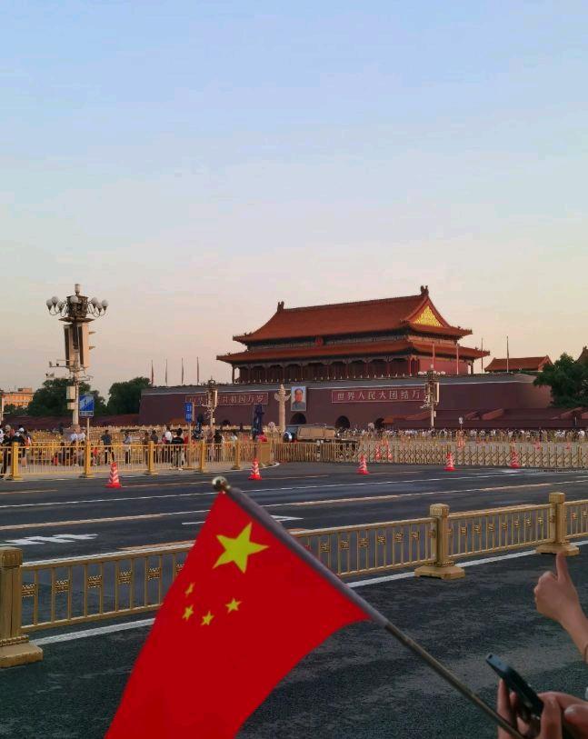 一名大三男生第一次到北京旅游，第一站专门去看天安门，原以为自己只是拍照打卡，没想