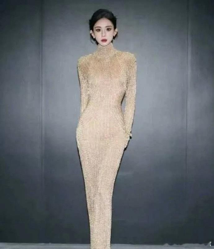 以为是套高定礼服，谁知走近一看是件毛衣