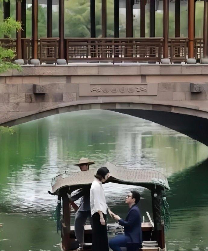豪门喜讯！霍启仁低调完婚，甜蜜爱情终成正果近日，一则令人惊喜的消息在社交平台引