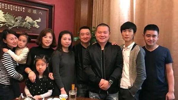 好家伙！岳云鹏这波操作绝了！开演唱会不请大腕，偏拉24年前饭馆同事来。这是想证明