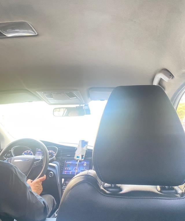 好像深圳的每一个网约车司机，都有过辉煌的历史。那天下午我正赶着去华强北见朋友，