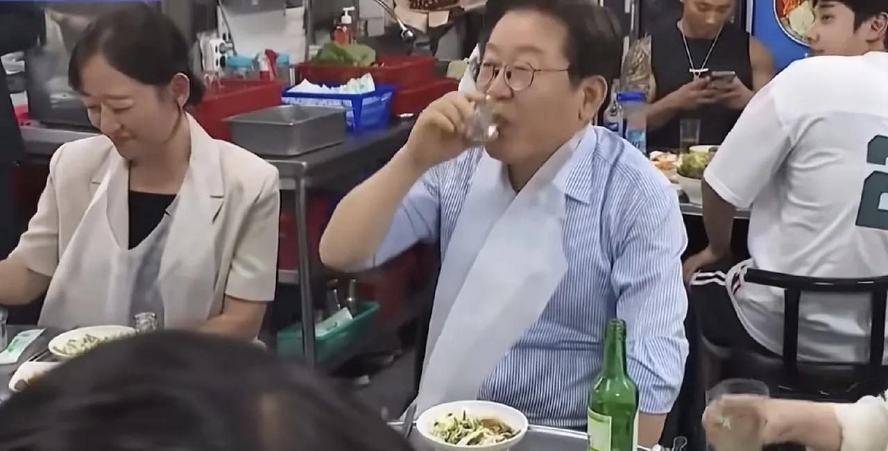 太爽了。一个天上一个地上。尹锡悦前脚进去，李在明后脚就大宴“群僚”。吃的是烤肉