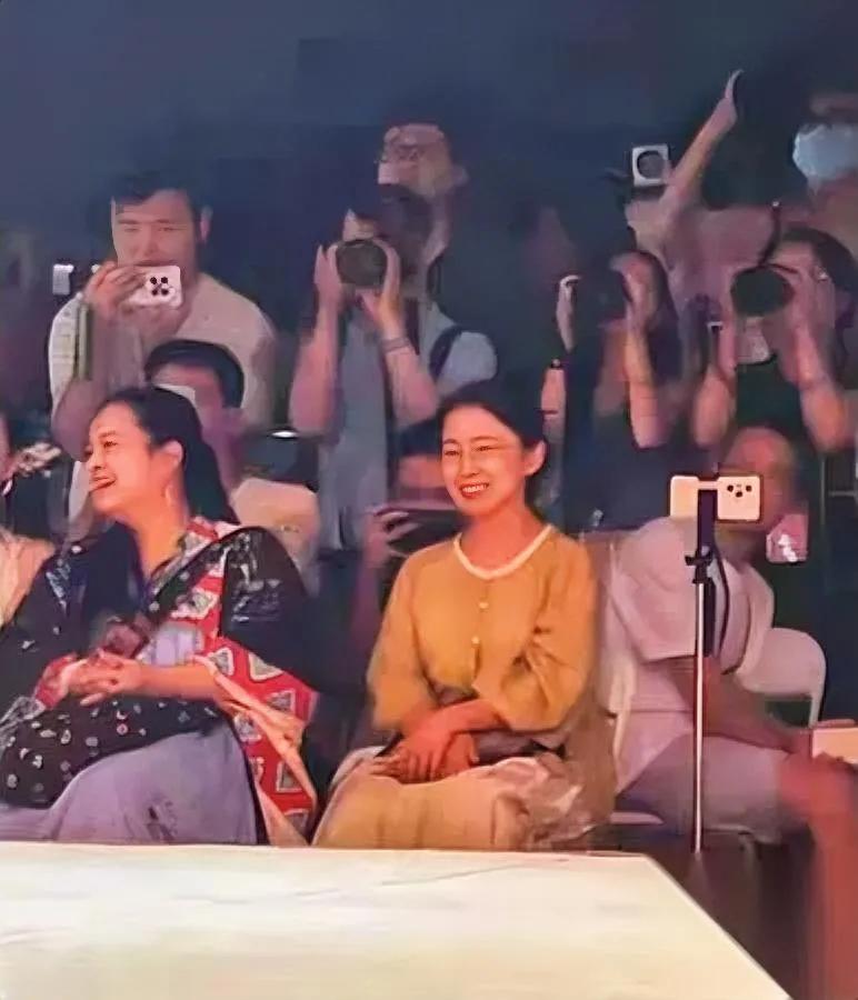 你敢信吗她真露面了穿汉服出现在线下活动现场。好多人都在转这张图，说能看出