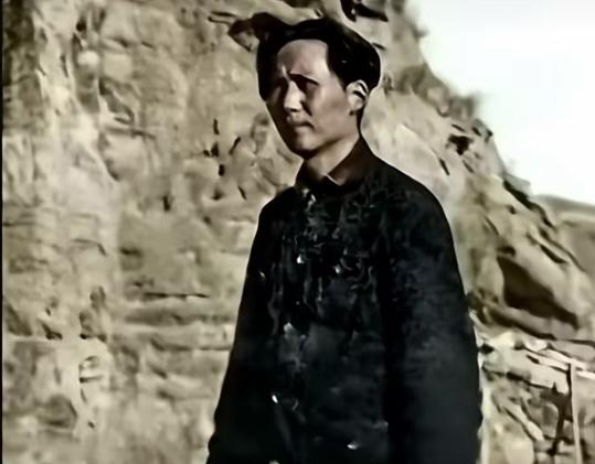 1935年中央红军长征刚到陕北时，虽说有了块根据地，暂时安定了下来，形势还是相当