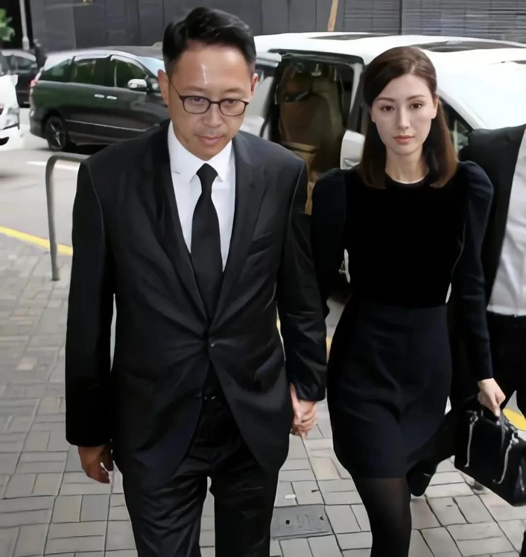 当年李嘉欣和许晋亨谈恋爱时，她已经36岁了，许晋亨已经45岁了，这一年许晋亨刚与