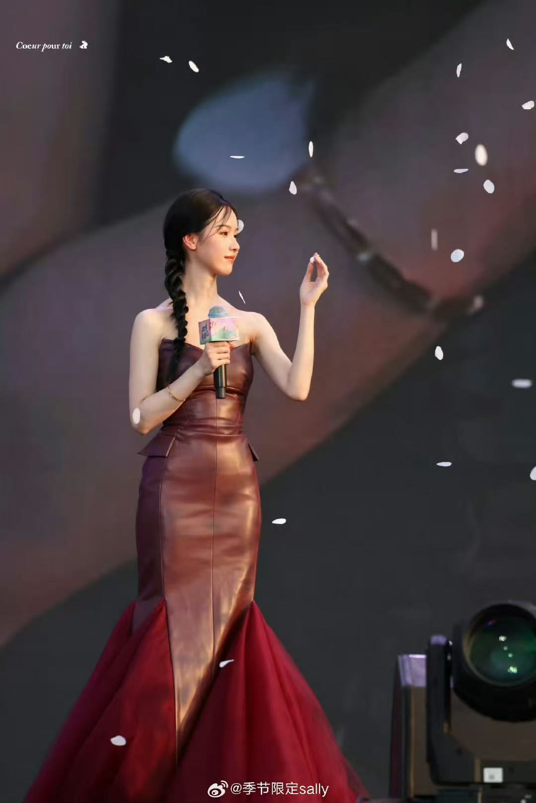 陈都灵手接花瓣雨​仙女降临～被嘟嘟伸手接花瓣的这一瞬间狠狠惊艳到了！​​​