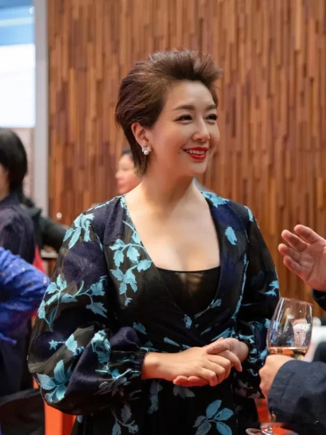 江珊年轻时太好看了。年轻时的江珊是90年代的大众情人，天然型耐看美人。她属