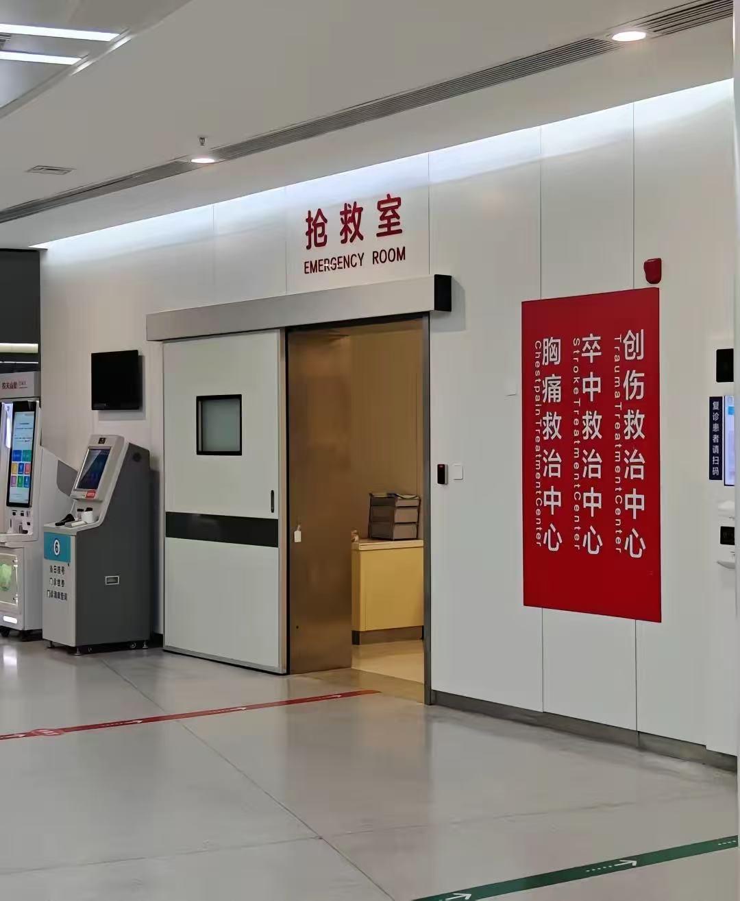 我爸，半夜心梗，没叫我妈。自己灌了杯凉水，咬着牙一个人开车去医院，一路闯着红灯