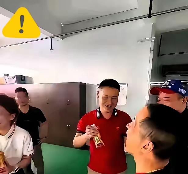 东鹏这次，完了。市值至少蒸发二十个亿。就因为在饭局上创始人随口说了一句话。他说他