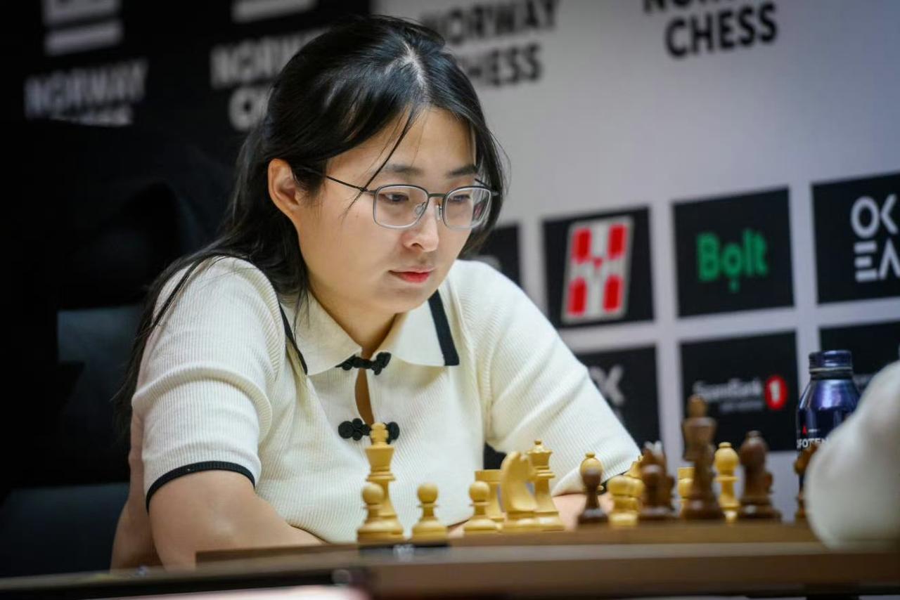 中国双姝慢棋双双告捷！居文君独自领跑，雷挺婕升至第四。国象挪威大赛女子组第七