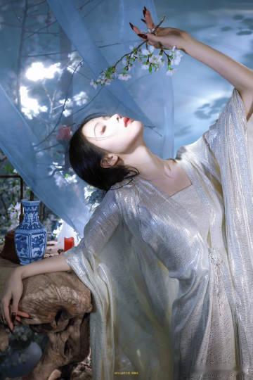 陈都灵雾妄言狐妖大片看到这组图的第一眼就想到了“一眼万年”，陈都灵这身装扮把东