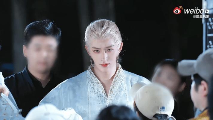 发色掩盖了其实有点贴头和衣服很丑邓唯属于低配小鞠也就搞搞路透了，播剧雪噗零人在意