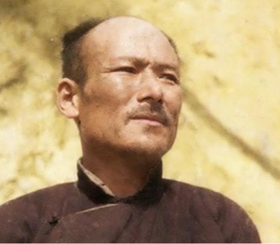 1947年，胡宗南占领延安后，被俘变节的公安局科长韩继恩，一张罕见的留影，照片中