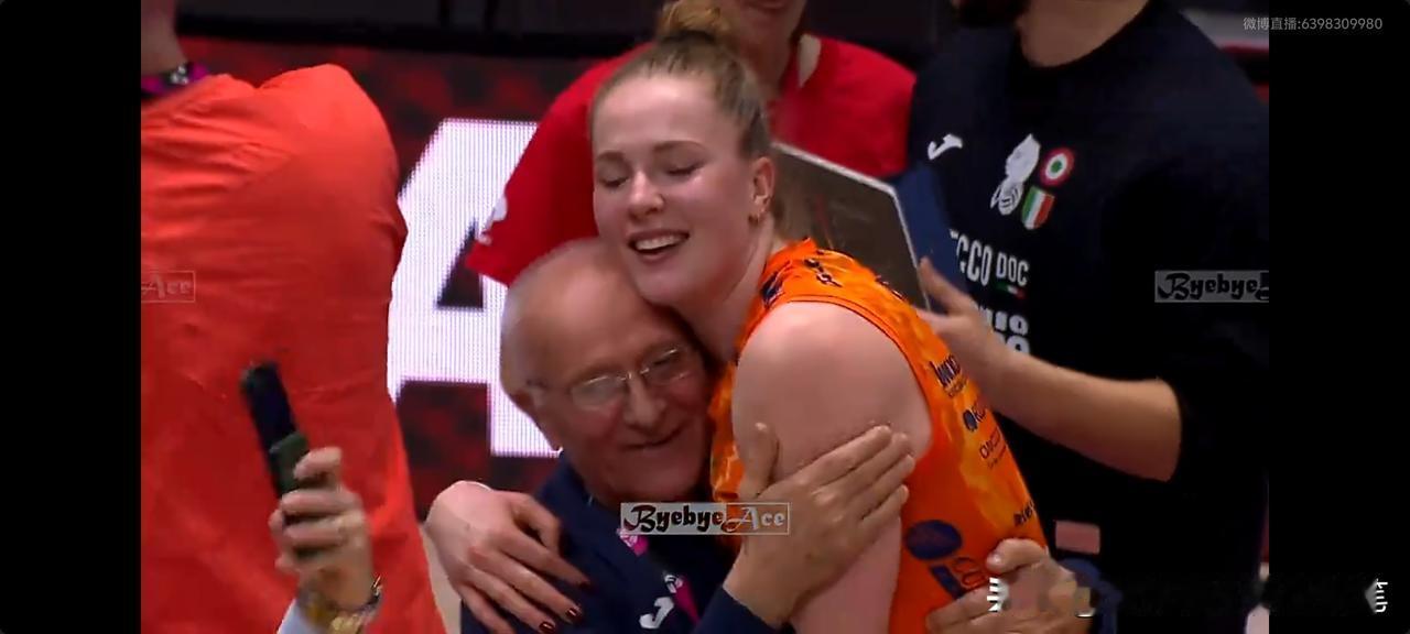 又是一个让人看哭的时刻[哭哭]朱婷、队友及教练团队抱在一起，激动地跳啊，闹啊，舞