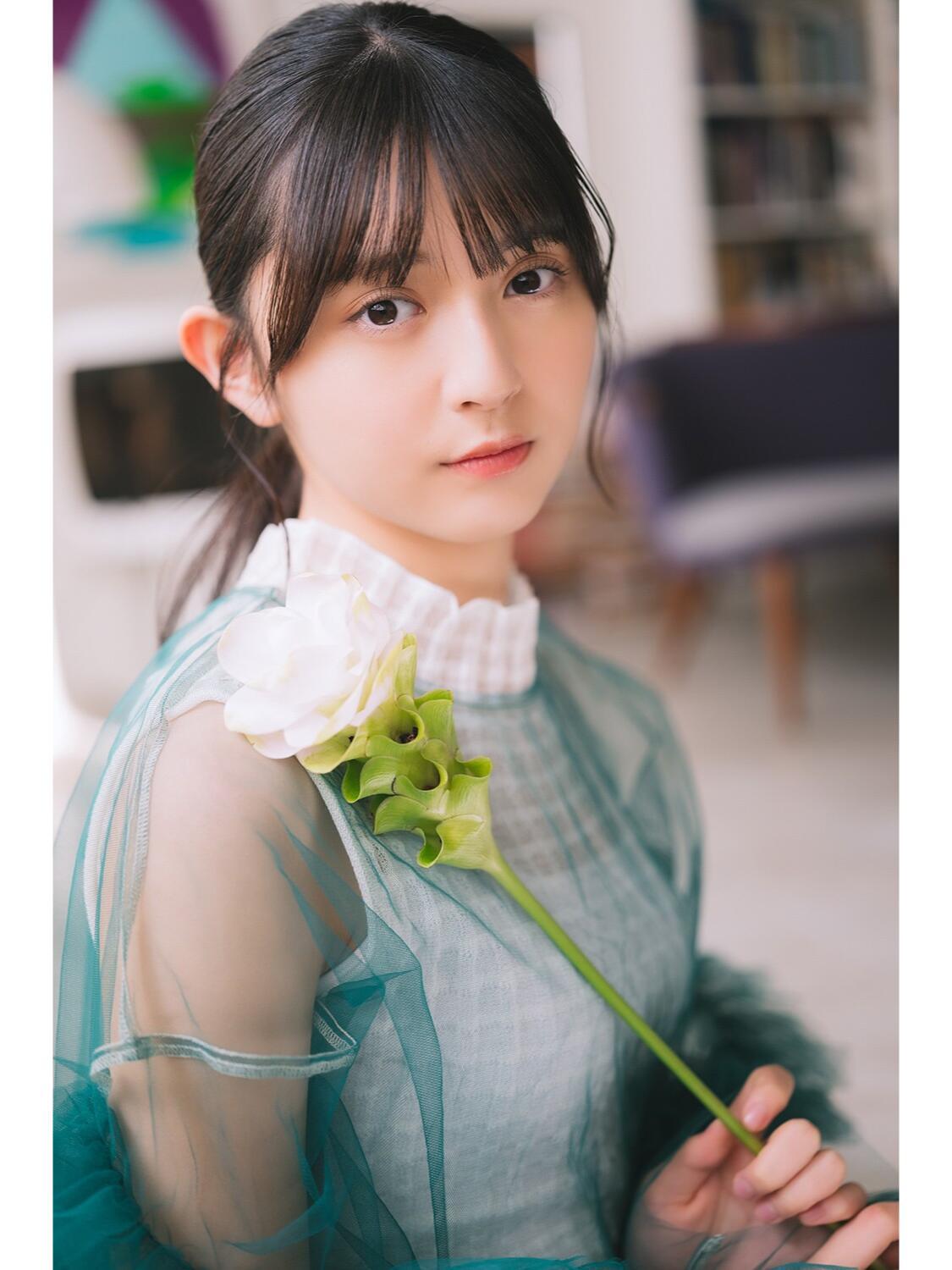 温柔少女，手持白花，清新自然，恬静如画。自然系少女自然清新美少女