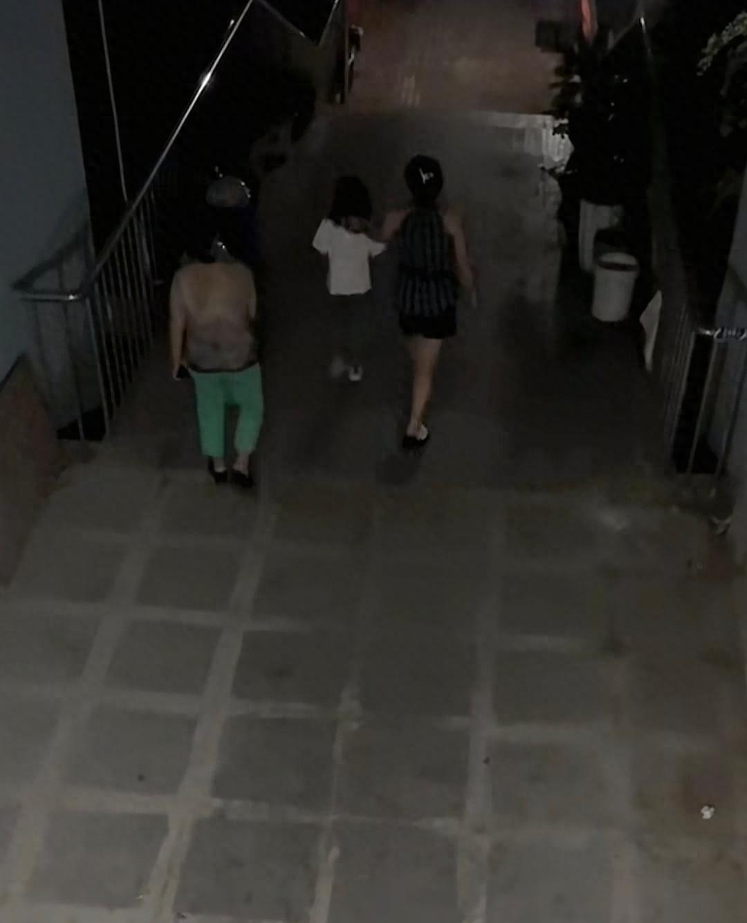 7岁女孩中秋节到同学家玩，爸爸一直没来接她，两天后发现其父已在家中离世。 重