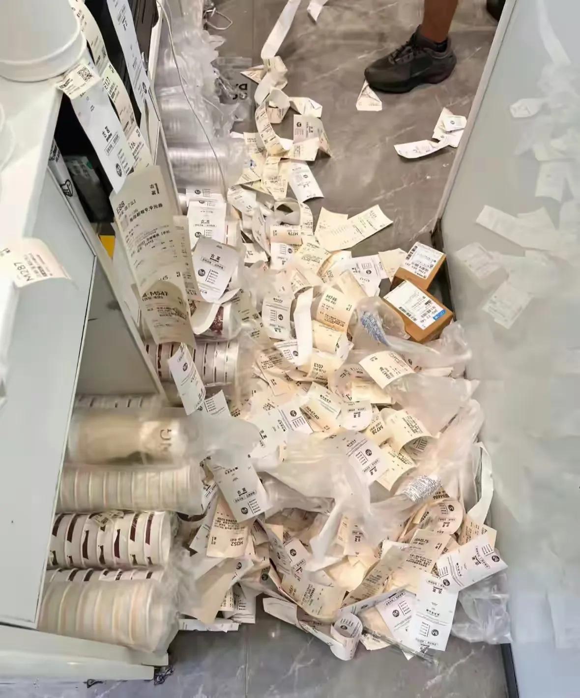 券是0点开始送的，人是上午疯的。零元购的奶茶基本都是这种了，水兑点香精就行了，成
