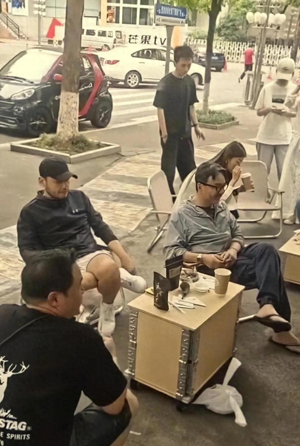 汪涵长沙街头“野生”被抓包！人字拖+槟榔+烟斗三件套，网友喊话杨乐乐：“再不回家