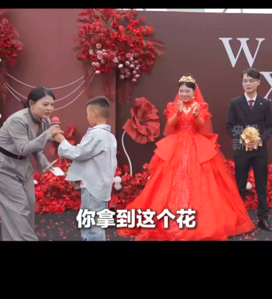 万万没有想到，小男孩参加姐姐的婚礼时，幸运的抢到了姐姐扔出的捧花。于是主持人便将