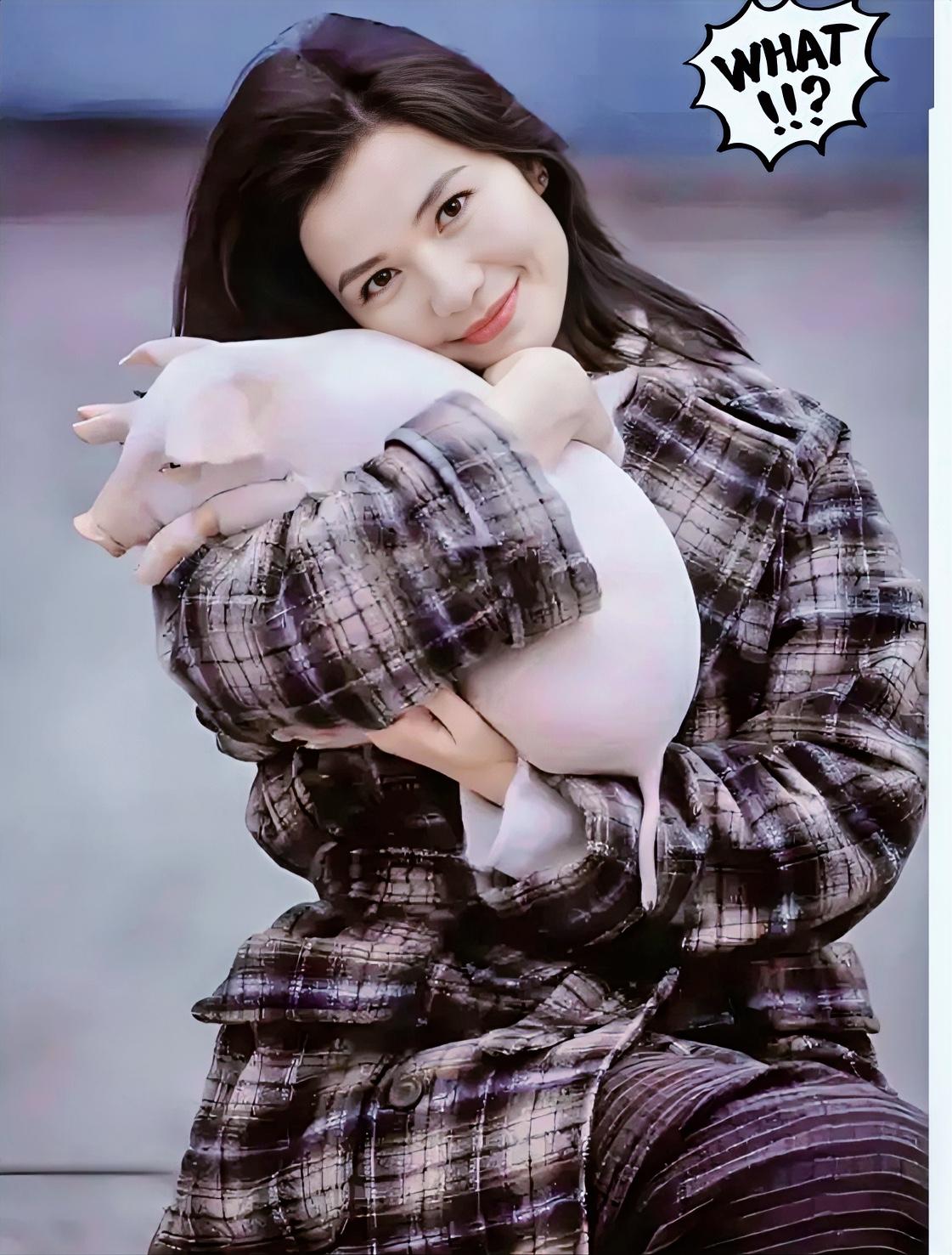 港风女神钟楚红，一眼便让人惊艳，这美简直绝了！她自带一种松弛的明艳感，笑起来时