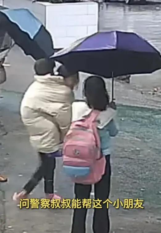看哭了！最近凉山三个10岁女孩刷屏全网。大雨天，她们发现一个2岁男童在路边发