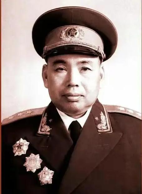 1979年，俘虏交换结束，200多名战士终于回到祖国。他们刚跨过边境线，广州军区