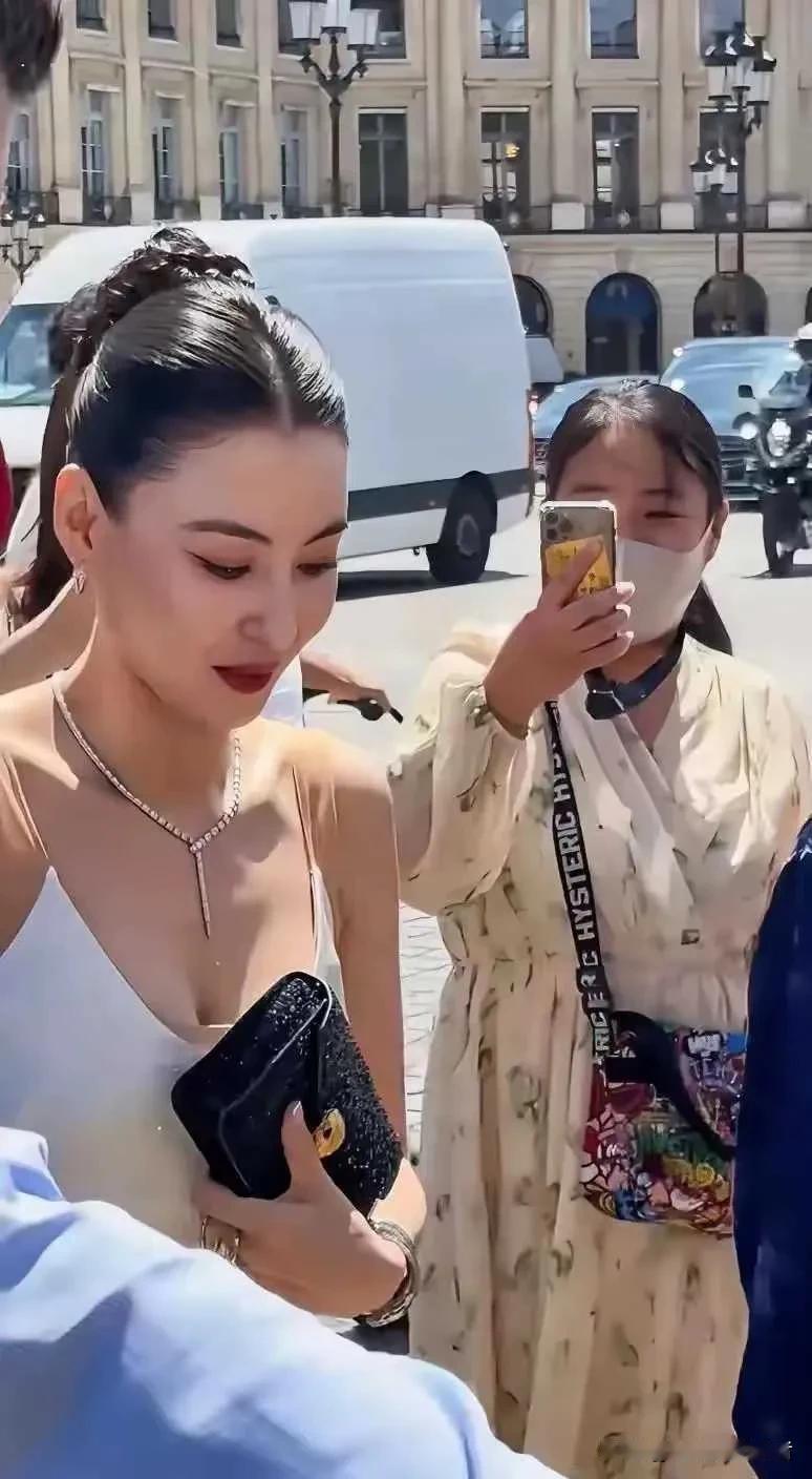 张柏芝确实胖了，但是颜值绝对在同龄人属于上等，张柏芝也是一直小心翼翼的工作，毕竟